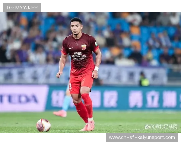 蒋光太在迪拜集训中完成精准铲断，身体机能达世预赛竞技要求